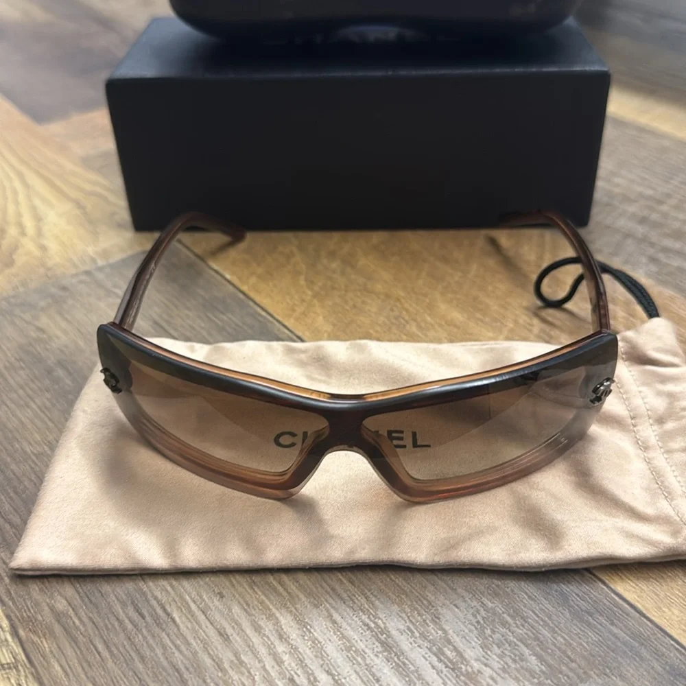 CHANEL Tortoise Sunglasses - Picture 4 of 12